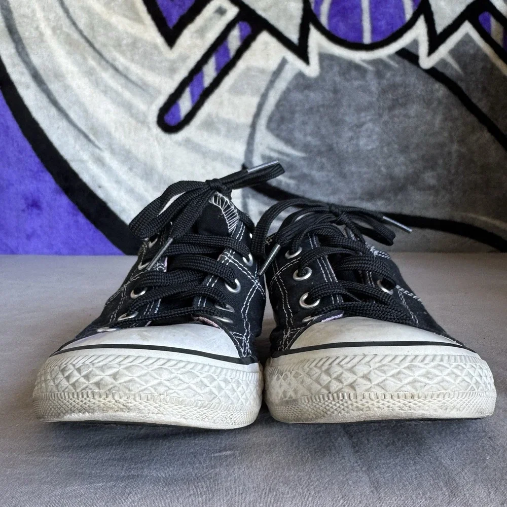 Size 4 - Converse Hello Kitty Chuck Taylor All Star Madison Ox Low Top Junior